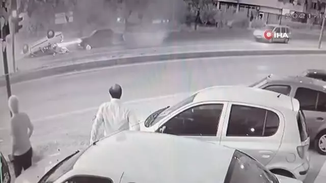 Kırmızı ışıkta durmak istemedi, araçla takla attı...O anlar kamerada