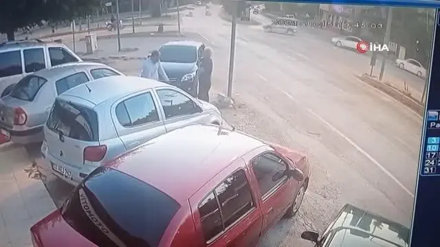 Kırmızı ışıkta durmak istemedi, araçla takla attı...O anlar kamerada