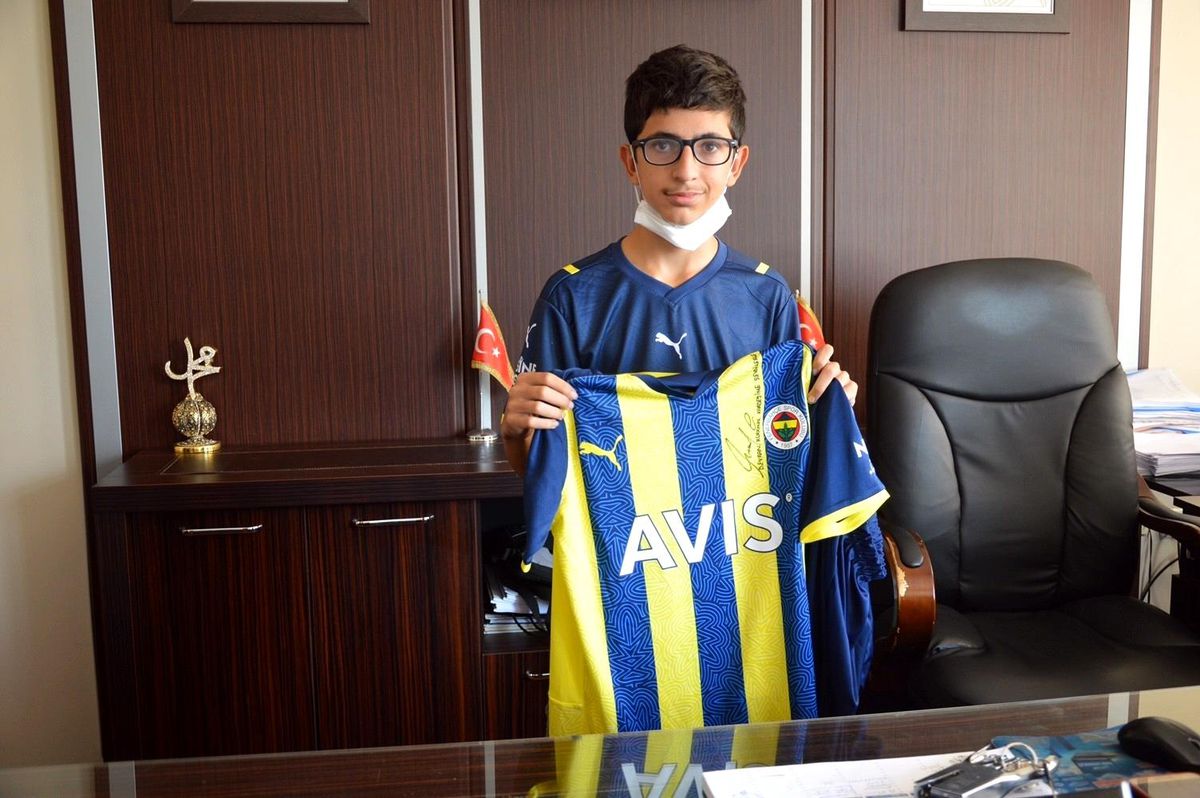 Mesut Özil'in imzalı forması yangınzede Devran'ı mutlu etti