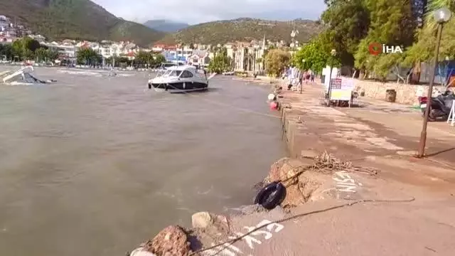 Datça'da fırtınaya dayanamayan bir tekne battı