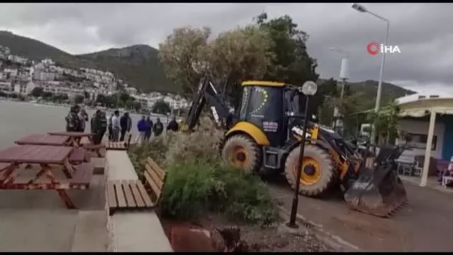 Olumsuz hava koşulları nedeniyle batan tekne kurtarılamadı