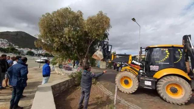 Olumsuz hava koşulları nedeniyle batan tekne kurtarılamadı