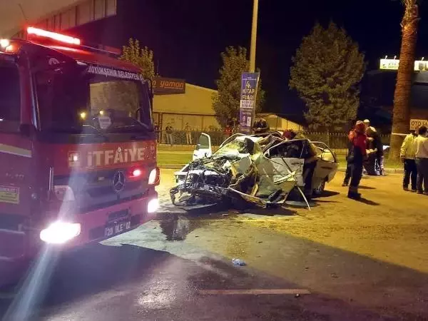 Otomobil köprü ayağına çarptı; sürücü ve 4 yaşındaki oğlu öldü
