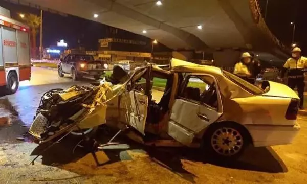 Otomobil köprü ayağına çarptı; sürücü ve 4 yaşındaki oğlu öldü