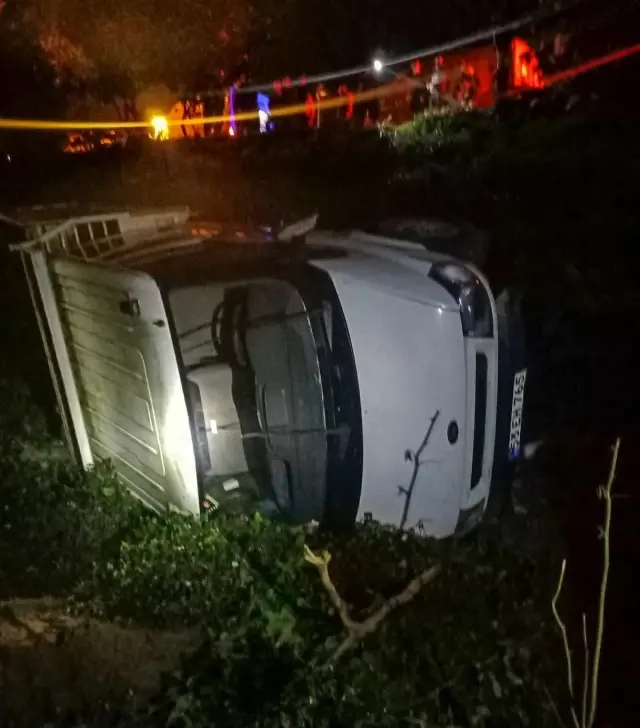 Rize'de kontrolden çıkan kamyonet takla attı: 4 yaralı