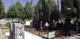 Şair-Yazar Bahaettin Karakoç mezarı başında dualarla anıldı
