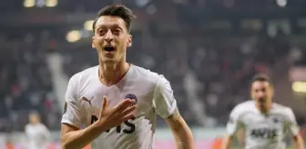 Abisinin doğum günü paylaşımı sosyal medyayı yıktı geçti! İşte sünnet çocuğu Mesut Özil