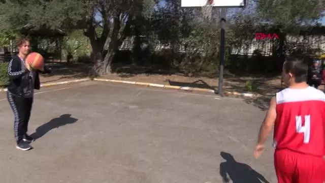 DOWN SENDROMLU MİLLİ BASKETBOLCU YUNUS EMRE, ANNESİNİN DESTEĞİYLE BAŞARIYA KOŞUYOR