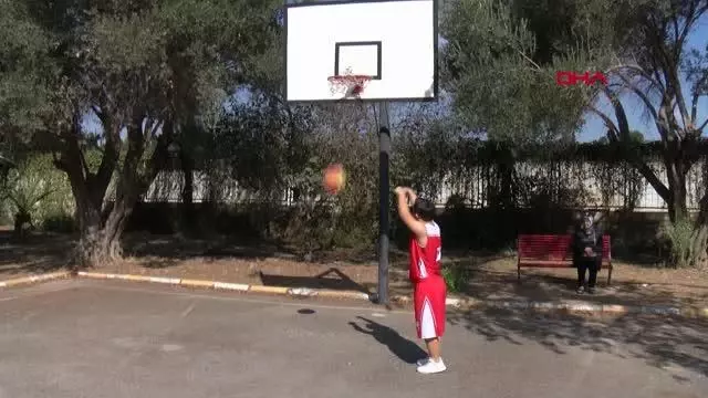 DOWN SENDROMLU MİLLİ BASKETBOLCU YUNUS EMRE, ANNESİNİN DESTEĞİYLE BAŞARIYA KOŞUYOR