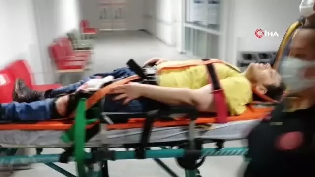 Temizlik yaparken bıçağın üzerine düşüp yaralandı
