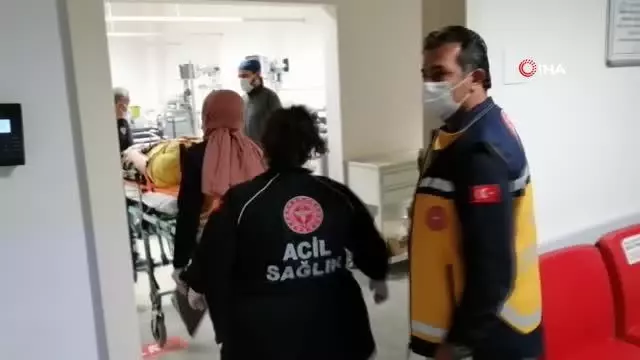 Temizlik yaparken bıçağın üzerine düşüp yaralandı