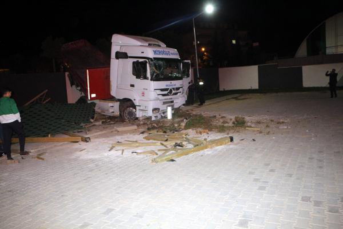 TIR KAMERİYENİN ÜZERİNE DÜŞTÜ, 3 GENÇ SON ANDA KURTULDU