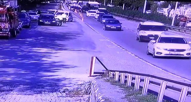trafik polisi kacmak isteyen otomobilin kapis 3 14462213 o