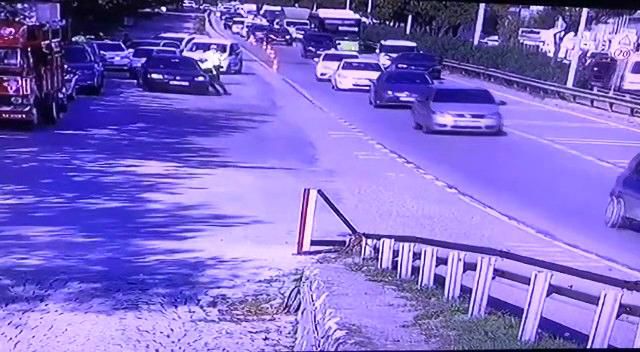 trafik polisi kacmak isteyen otomobilin kapis 4 14462213 o