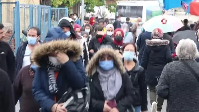 Ulus Pazarı yağmura rağmen doldu taştı, otoparklarda yer kalmadı
