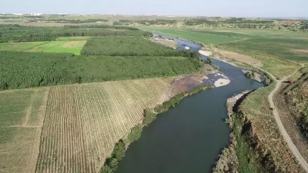 UYUŞTURUCU ŞÜPHELİLERİ NEHRE ATLAYARAK KAÇMAYA ÇALIŞTI