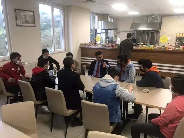 Yazıcı gençleri yalnız bırakmıyor