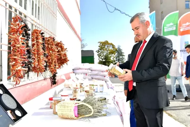 Yeşilyurt'ta arpa ve buğday dağıtım programı düzenledi