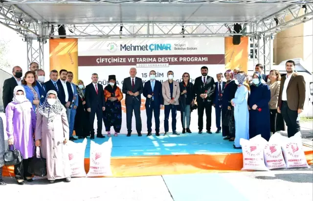 Yeşilyurt'ta arpa ve buğday dağıtım programı düzenledi