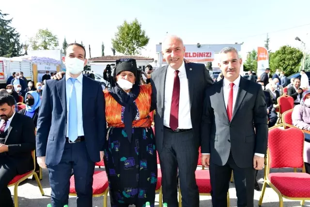 Yeşilyurt'ta arpa ve buğday dağıtım programı düzenledi