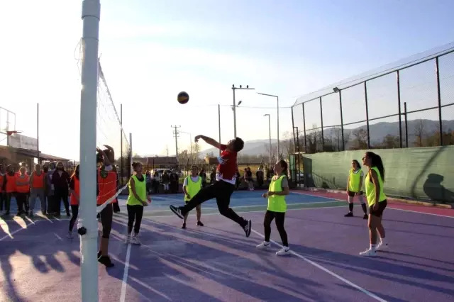 Yurtların önündeki otopark spor alanı oldu