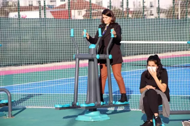 Yurtların önündeki otopark spor alanı oldu