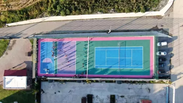 Yurtların önündeki otopark spor alanı oldu
