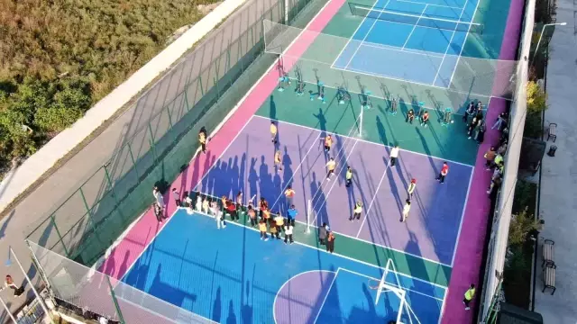 Yurtların önündeki otopark spor alanı oldu