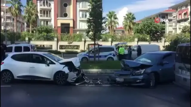 Ağacı devirip karşı şeride geçti: 2 yaralı
