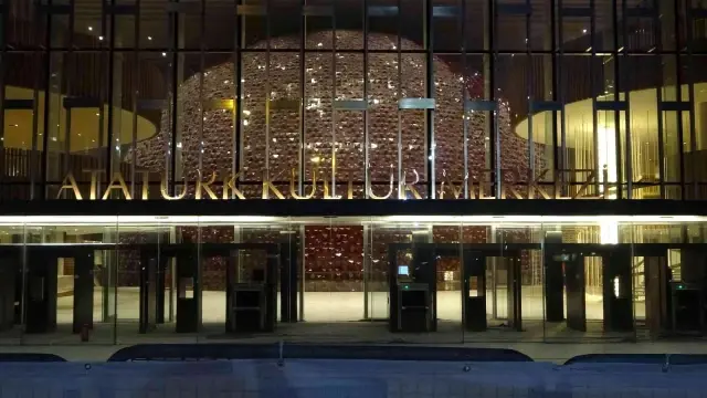 Son rötuşları yapılan AKM'nin ışıkları yakıldı