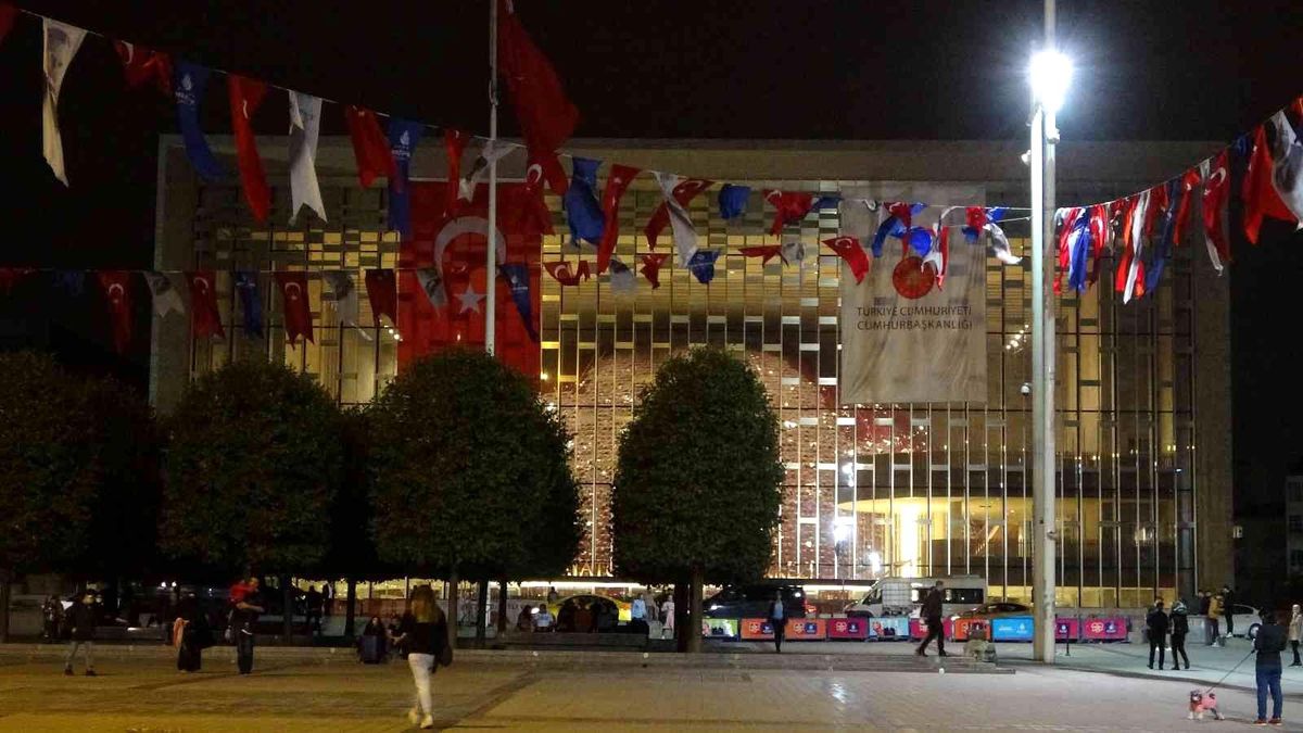 Son rötuşları yapılan AKM'nin ışıkları yakıldı