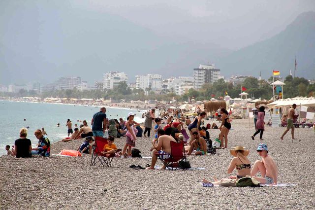 Ekim ayının ortası olmasına rağmen Konyaaltı Sahili'nde tatilciler denize girdi