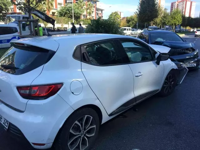 Ağacı devirip karşı şeride geçti: 2 yaralı