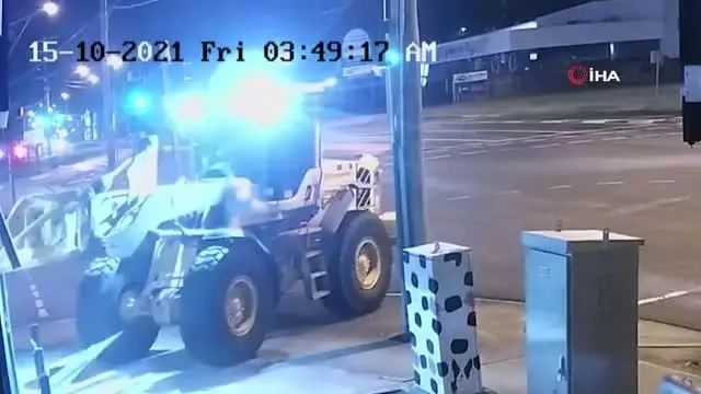 Çalıntı iş makinesiyle hırsızlıkMağazanın camlarını kırıp motosikletleri çaldı