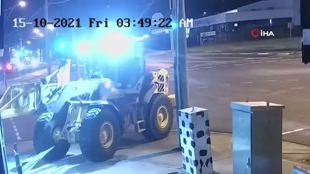 Çalıntı iş makinesiyle hırsızlıkMağazanın camlarını kırıp motosikletleri çaldı