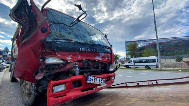 carpisan iki kamyondan biri devrildi surucu 2 14465889 o
