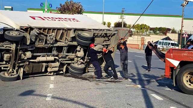 carpisan iki kamyondan biri devrildi surucu 6 14465889 o
