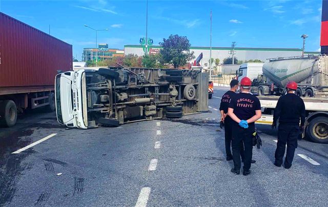 carpisan iki kamyondan biri devrildi surucu 8 14465889 o