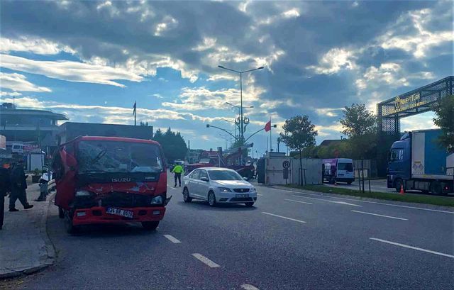 carpisan iki kamyondan biri devrildi surucu 9 14465889 o
