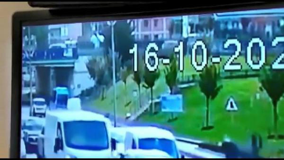 ÇEKMEKÖY'DE HAFİF TİCARİ ARAÇ KALDIRIMDA BEKLEYENLERE ÇARPTI