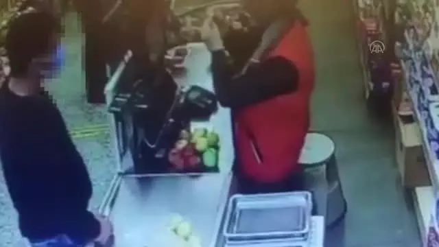 Çekmeköy'de marketten hırsızlık yaptıkları iddiasıyla 3 şüpheli yakalandı
