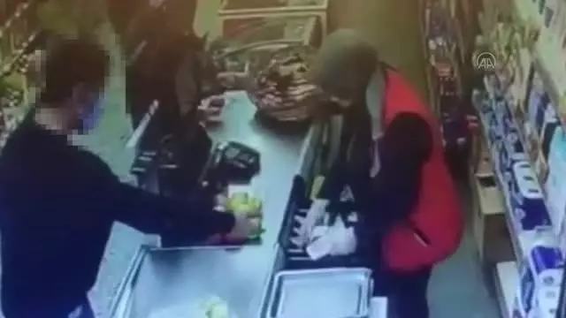 Çekmeköy'de marketten hırsızlık yaptıkları iddiasıyla 3 şüpheli yakalandı