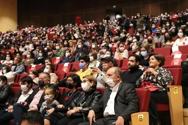 6. Uluslararası Denizli Cam Bienali'nde sanatçılar cam eserleri giyerek sergiledi