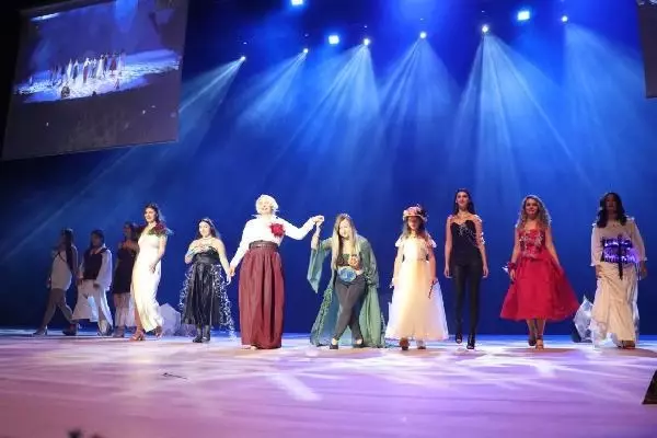 6. Uluslararası Denizli Cam Bienali'nde sanatçılar cam eserleri giyerek sergiledi