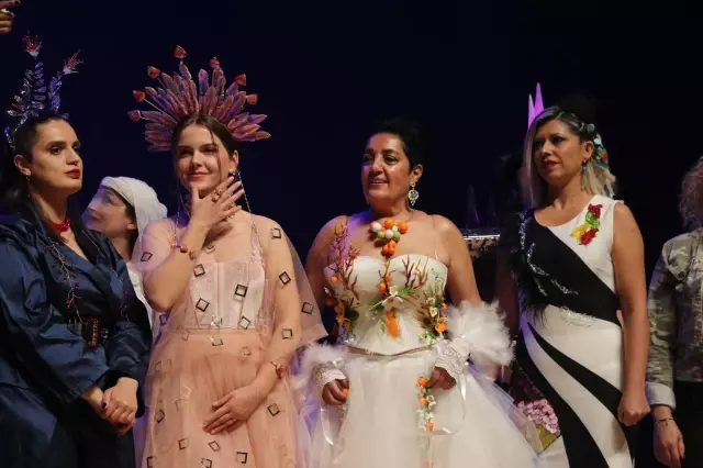 6. Uluslararası Denizli Cam Bienali'nde sanatçılar cam eserleri giyerek sergiledi