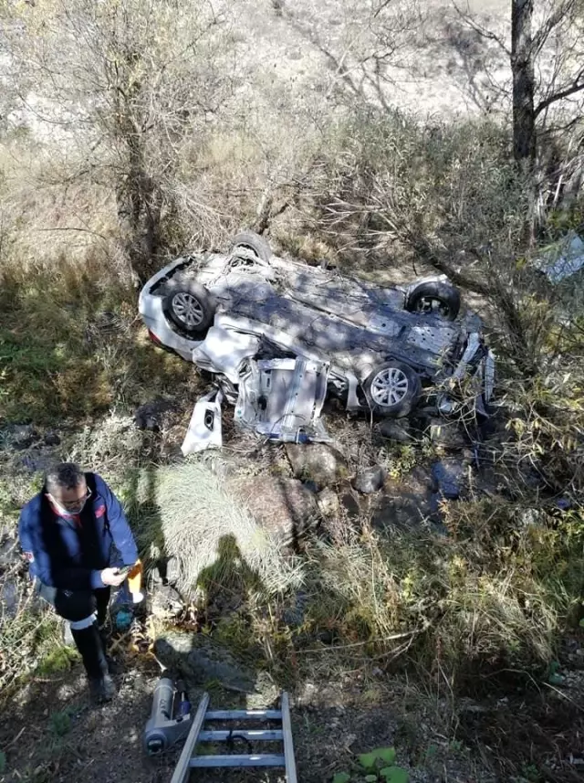 Son dakika 3. sayfa: Dere yatağına uçan otomobildeki 2 kişi ölü bulundu