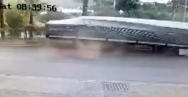 Devrilen tırın dorsesi, tur otobüsüne çarptı...Kaza anı kameralara yansıdı