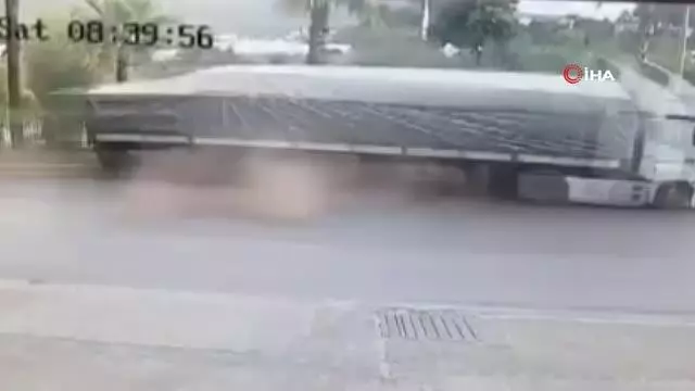 Devrilen tırın dorsesi, tur otobüsüne çarptı...Kaza anı kameralara yansıdı