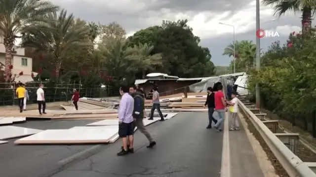 Devrilen tırın dorsesi, tur otobüsüne çarptı...Kaza anı kameralara yansıdı