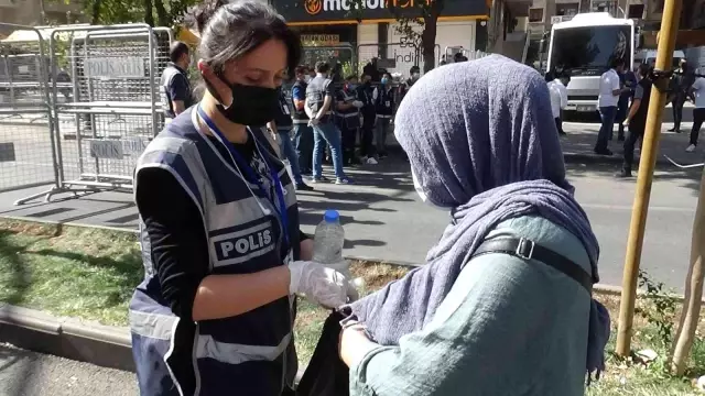 Kadın polisler, kadınlar için yapılan mitingde kuş uçurtmadılar